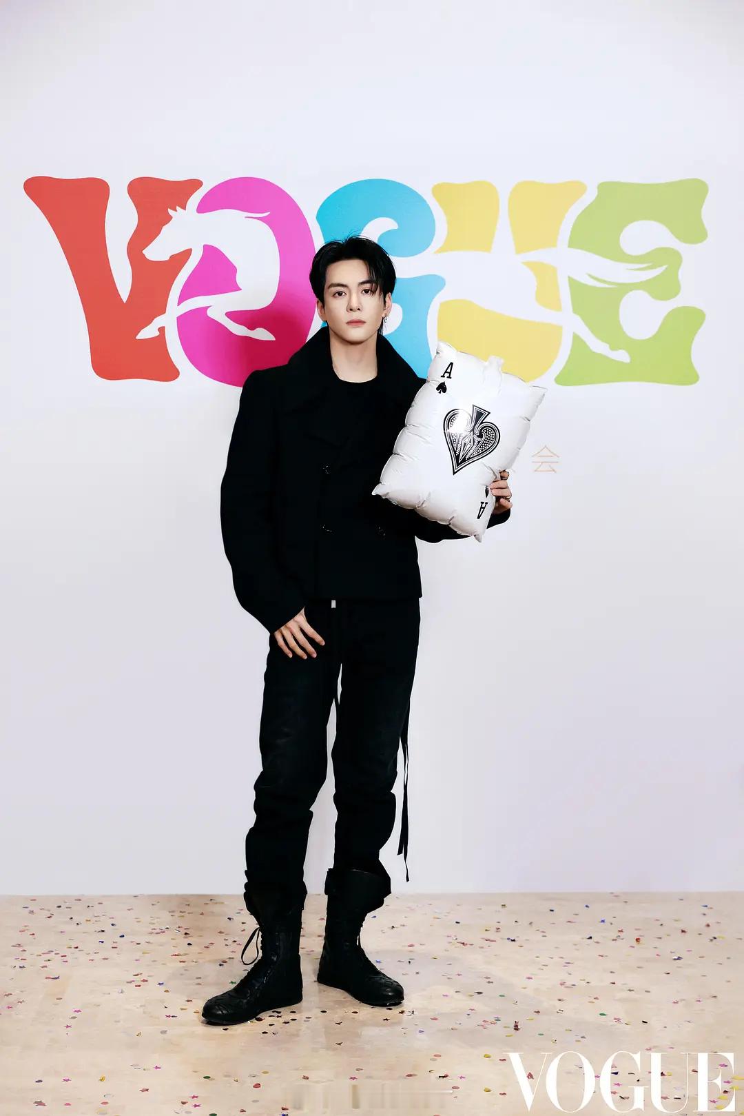 曾舜晞闪现VOGUE之夜，这个造型是不是有点港风男的感觉？VOGUE年会