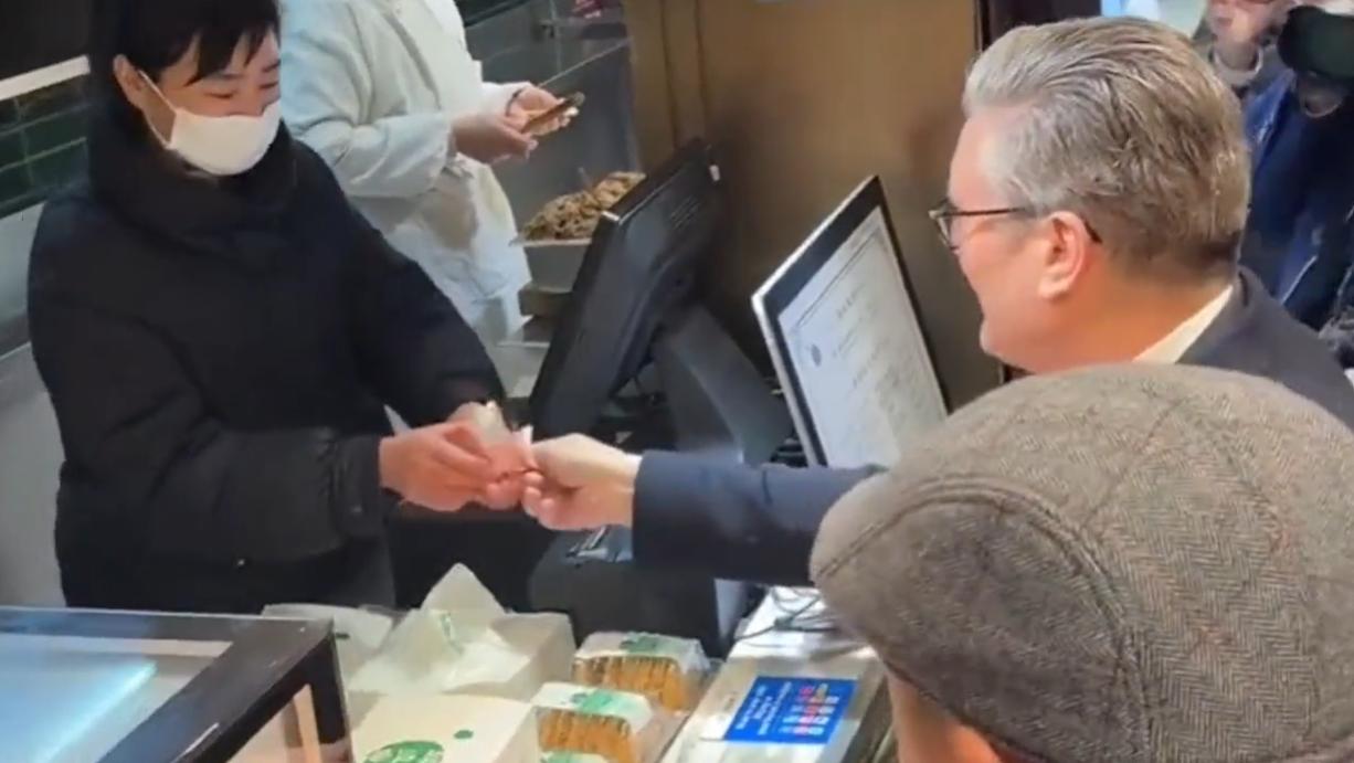 英国首相访华购物，谁买单？斯塔默打卡豫园买美食，不是随行工作人员买单，也不是商家