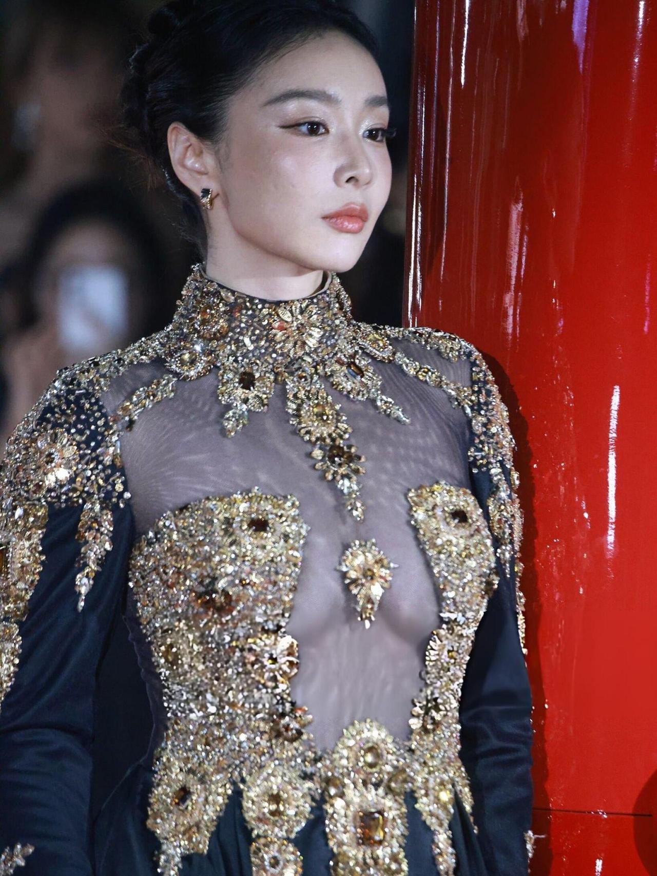 高叶黑金亮片礼服亮相，大胆高级气场拉满！