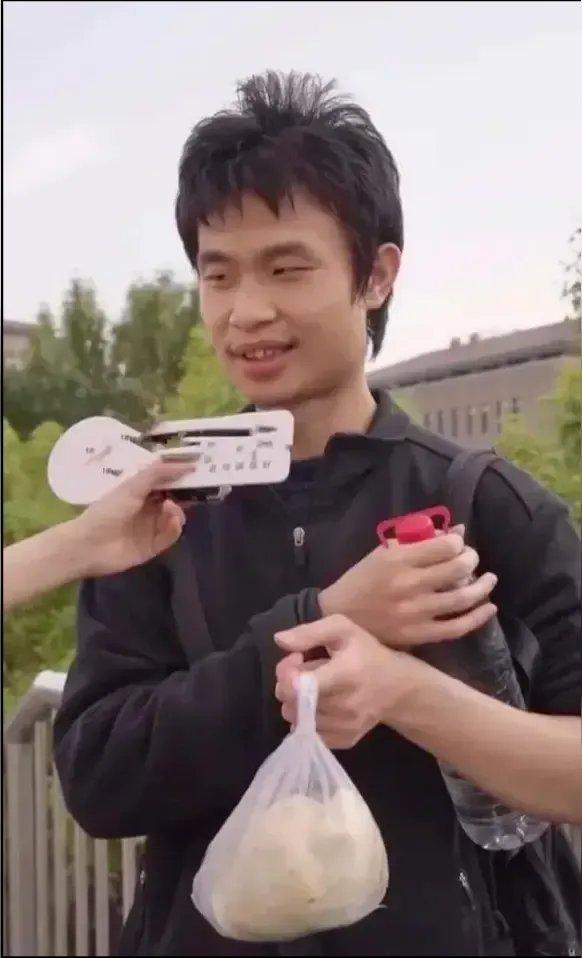 美丽国对待国内的人才无非就是两种方式，一种是美色，第二种就是金钱诱惑！但是韦神一