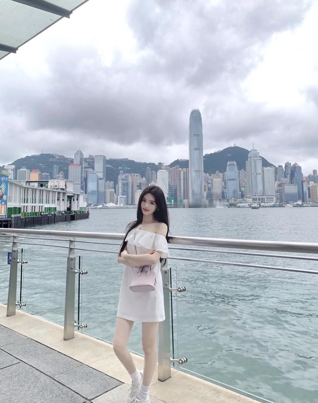 在维多利亚港边，打卡香港天际线，少女心满满的一天！💕