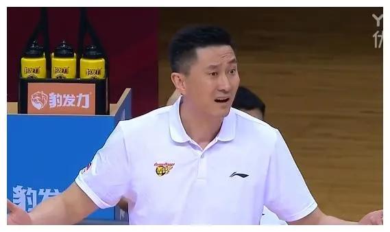 最近几天，CBA赛场张镇麟、王哲林、杜峰被顶上了热搜：
1、中国男篮世界杯与亚运