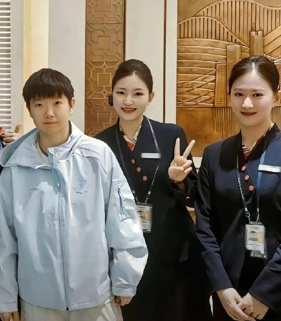 谁懂啊！莎莎和空姐同框，气质也太绝了✨
 
刷到莎莎和空姐的合影，真的被狠狠戳中