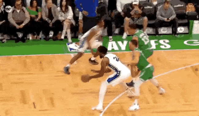 NBA裁判官方：保罗-乔治因假摔被NBA罚款2000美元。勇士vs湖人 ​​​