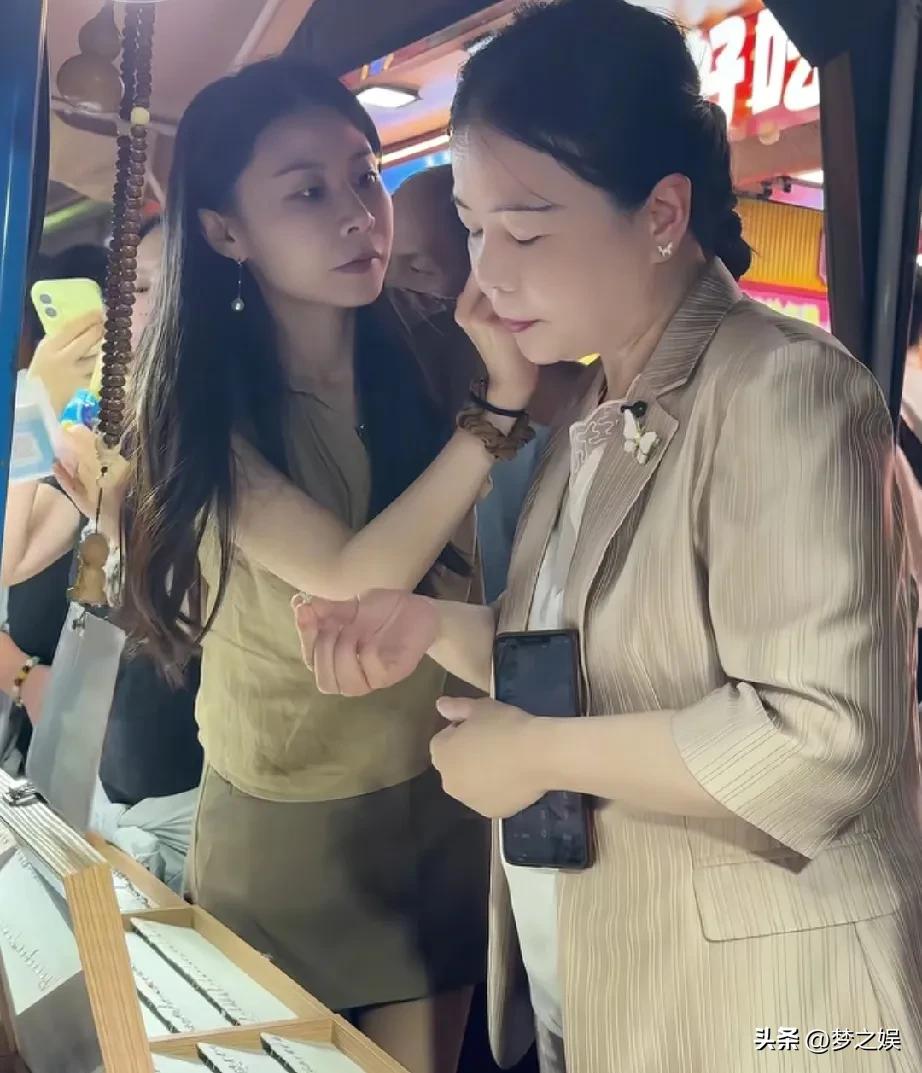 许妈，变化真大，现在的许妈和姚爸不在跟以前那样了，现在他们回归了工作状态，虽然那