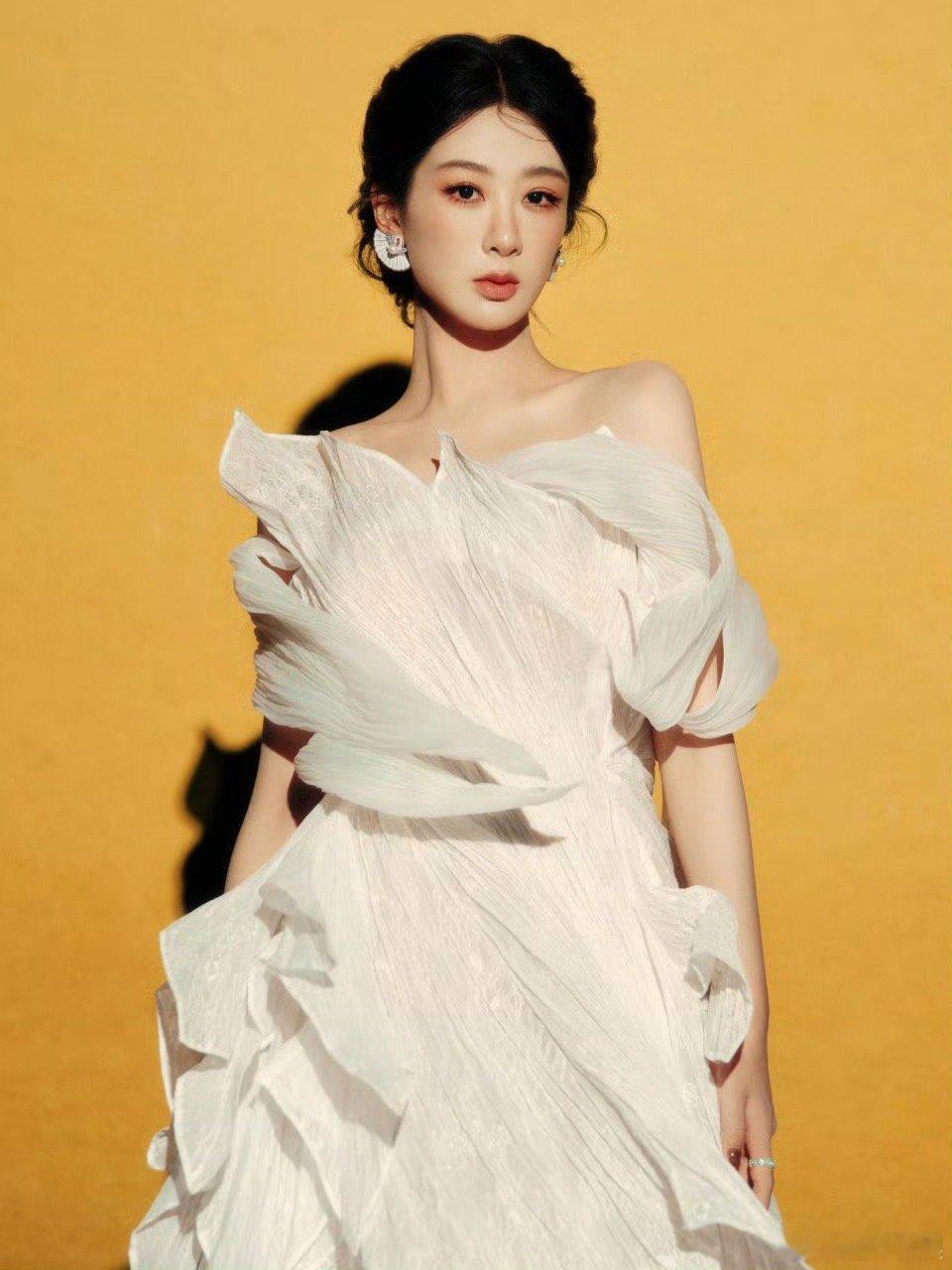 杨紫纯白花瓣裙杨紫白玉兰花瓣裙杨紫白玉兰花瓣裙，好看，[爱慕][爱慕] ​​​