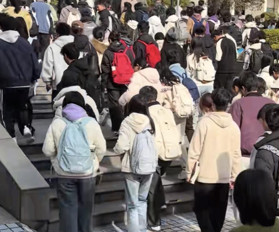 多所高校宣布2026年本科扩招，还有一大批的名校也正在建设新校区，这到底是一件好