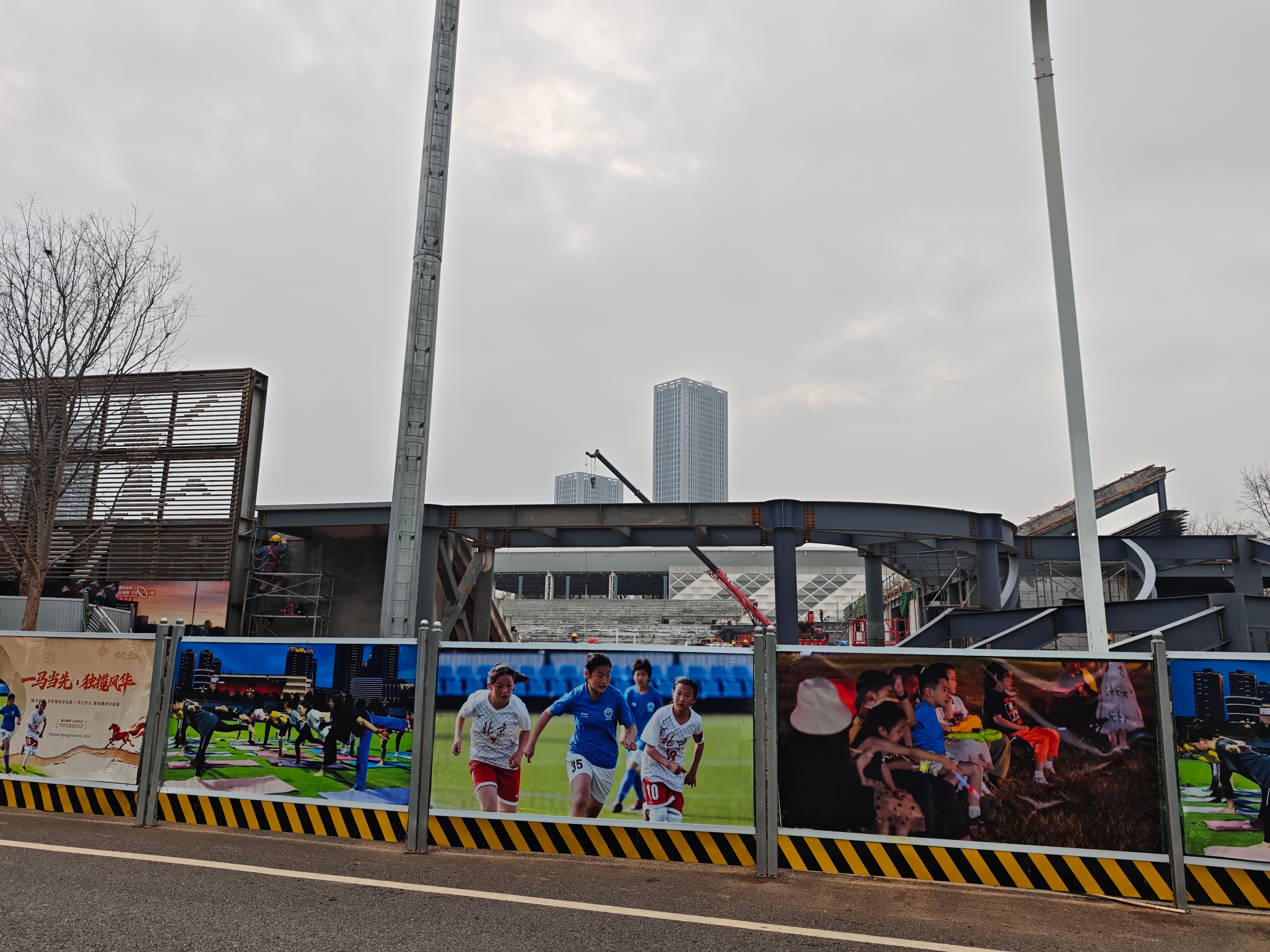 来了来了！到达沌口！发现主体育场旁边的专业足球场正在建设当中，今年将承担女超联赛