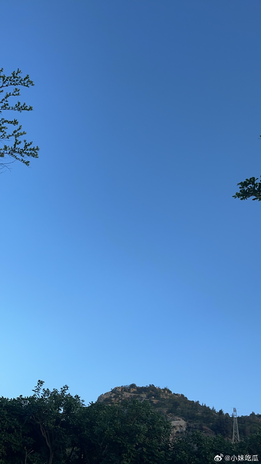 一大早暴击。看见同事戴了新的闪闪发亮的黄金项链， 她说是结婚纪念日礼物。转头另一