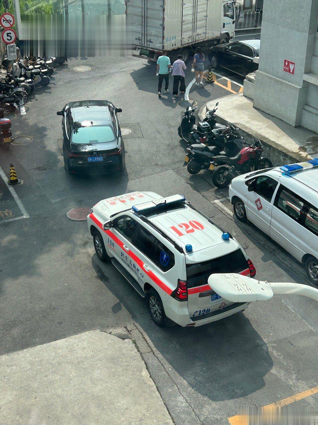 第一次见普拉多救护车[思考] ​​​