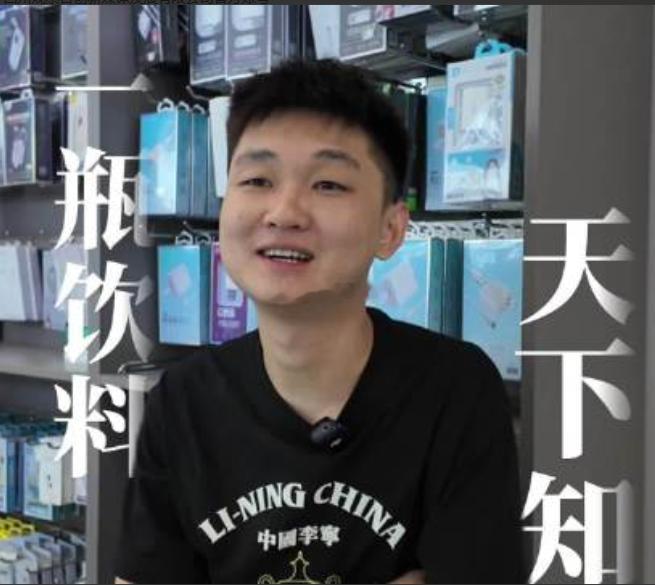 手机店善待自闭症男孩一夜爆火 东北一家手机店里，来了位特殊的客人。一个男孩一言不