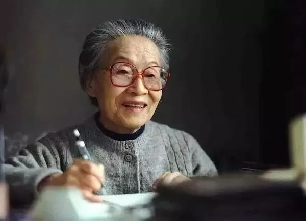 杨绛先生曾说：“克制自己去纠正别人的欲望，成年人只能筛选，不能教育，伴侣、朋友、