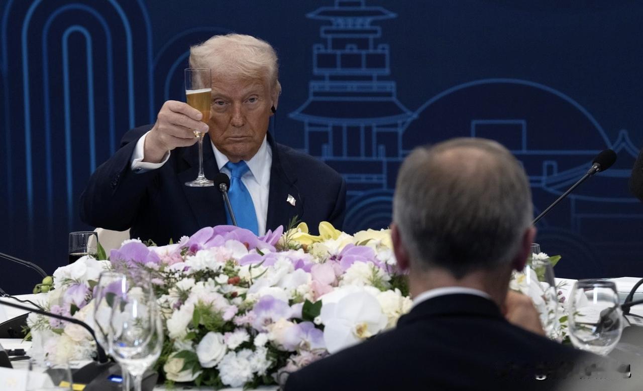 美国总统特朗普表示，加拿大总理卡尼已经针对安大略省反关税措施进行致歉，但是明确表