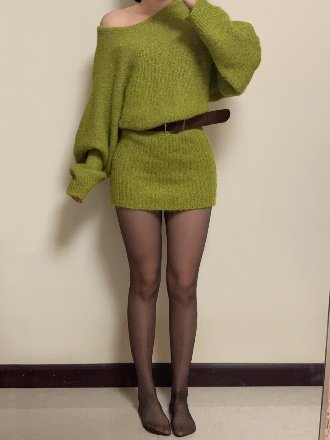 牛油果绿搭配黑丝，超美搭配！