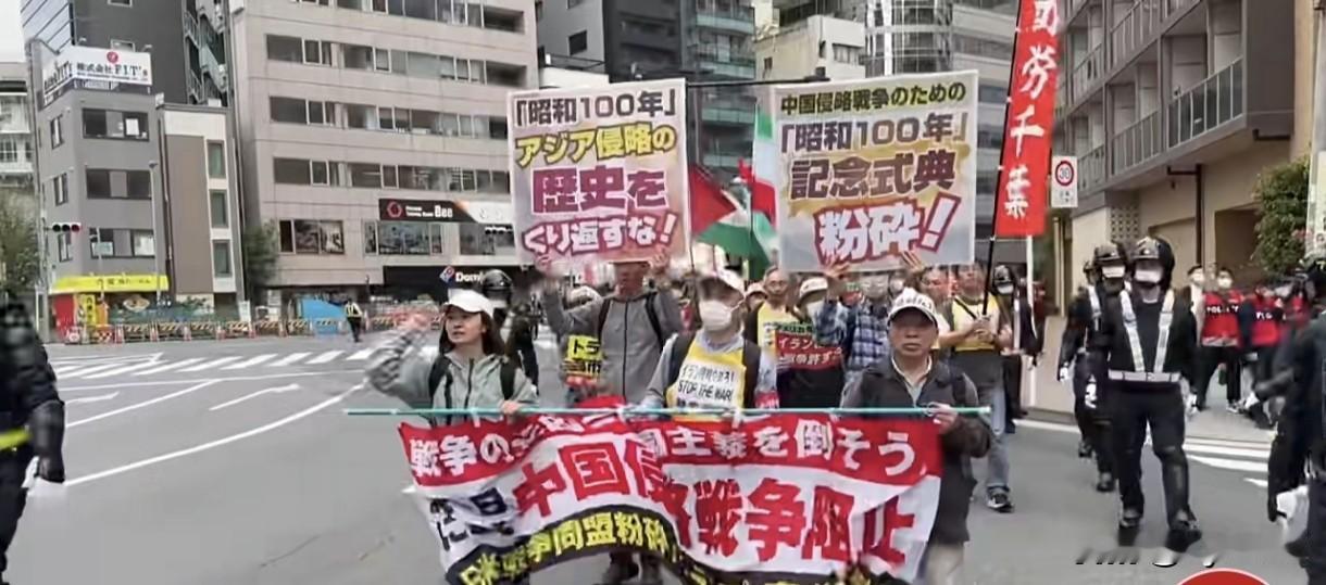 4月29日，日本东京街头民众举行反战游行，警察身穿防暴衣、头戴安全帽、手拿警棍全