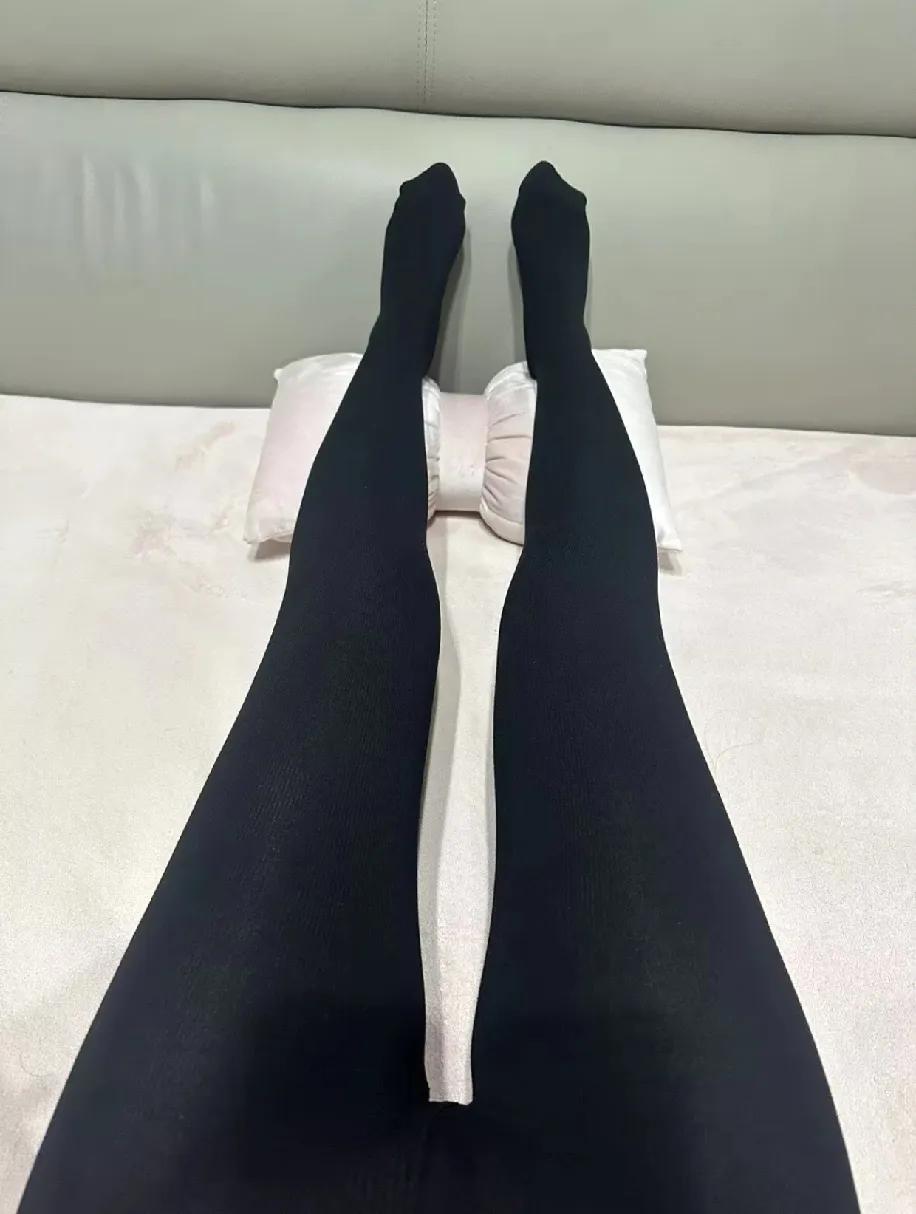 谁再说腿粗不能穿打底裤？我第一个不服！
 
刚入的这条坑条黑丝（不是）打底裤，穿