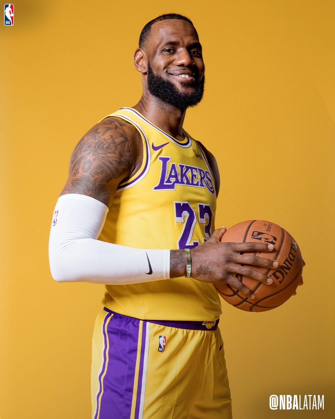 七年前的今天，老詹成为湖人队的一员詹姆斯詹姆斯加入湖人七周年nba交易 ​​​