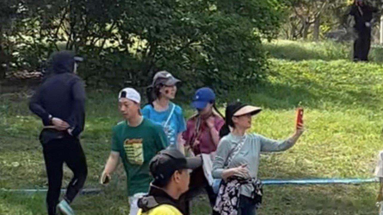 马龙出行带娃参加斯巴达这两年马龙带娃参加斯巴达的频率好高 