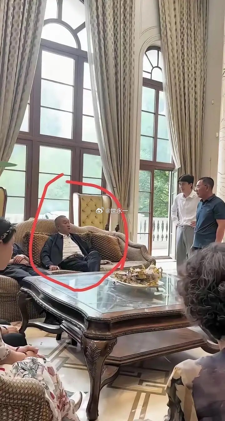 不懂礼貌，亲家来了连座都不让！ 