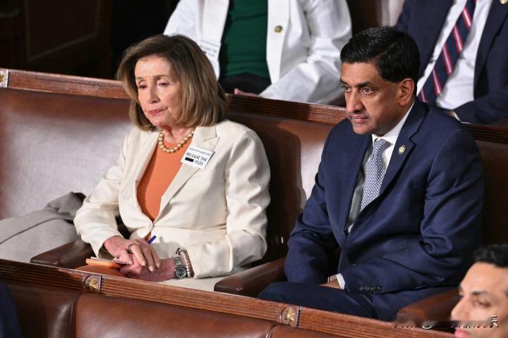 川普在国情咨文演讲中点名前众议院议长佩洛西，后者进行了回应。
“我们要确保国会议