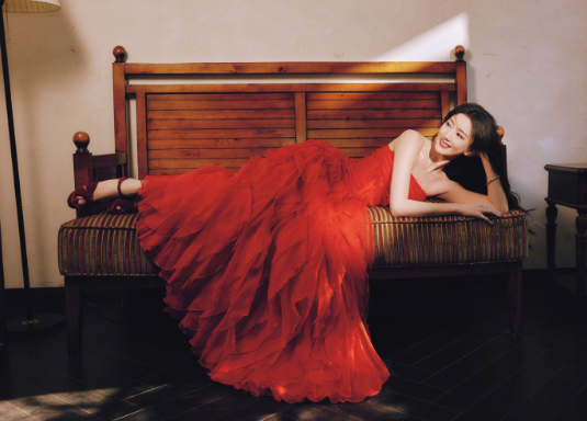 毛晓彤在微博视界大会红毯上的红与白造型，简直是阳光下的视觉焦点！她穿的白色斜肩礼