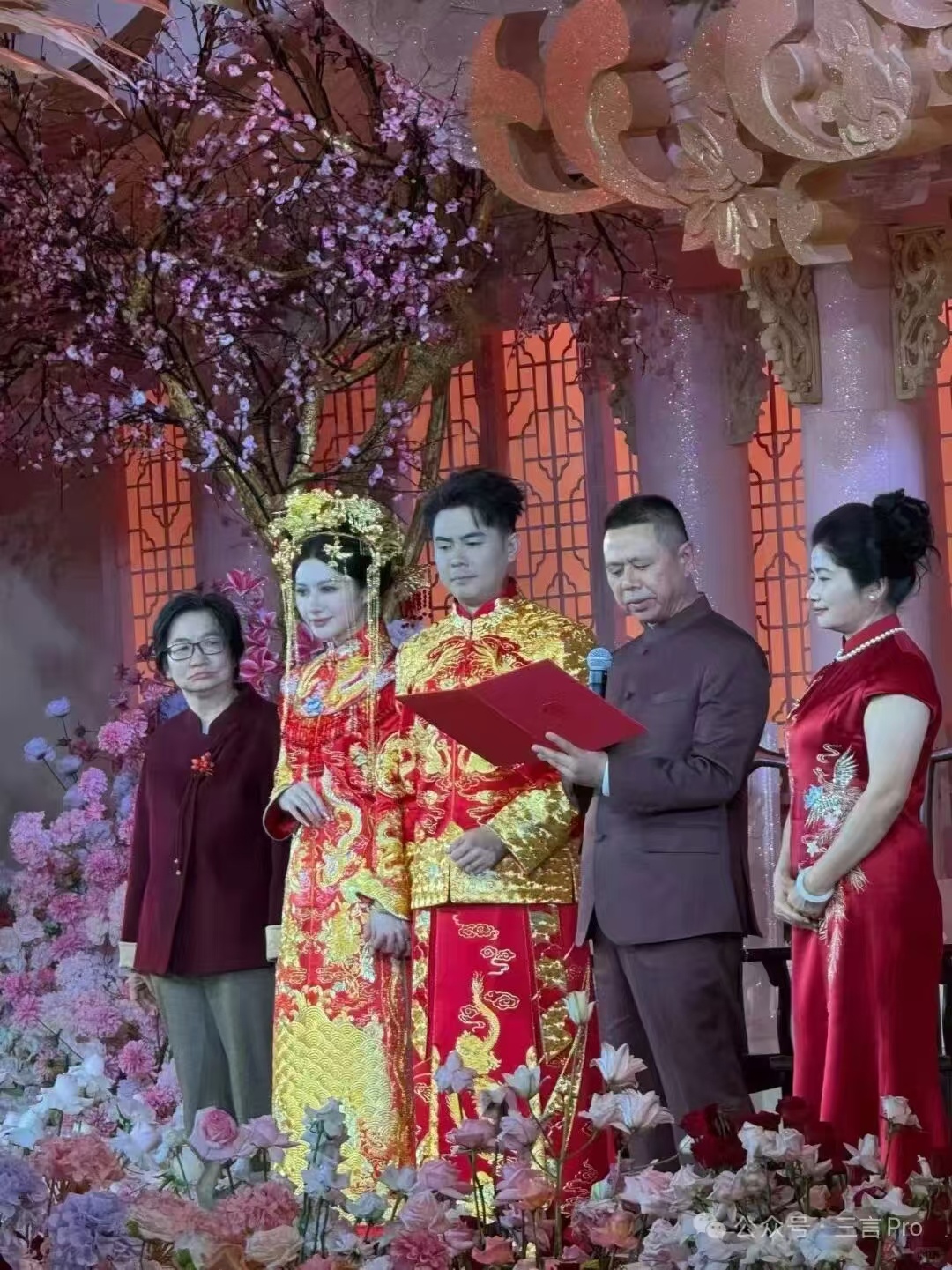 霸王茶姬张俊杰的婚礼现场，这灯光晃在脸上有点怪怪的 