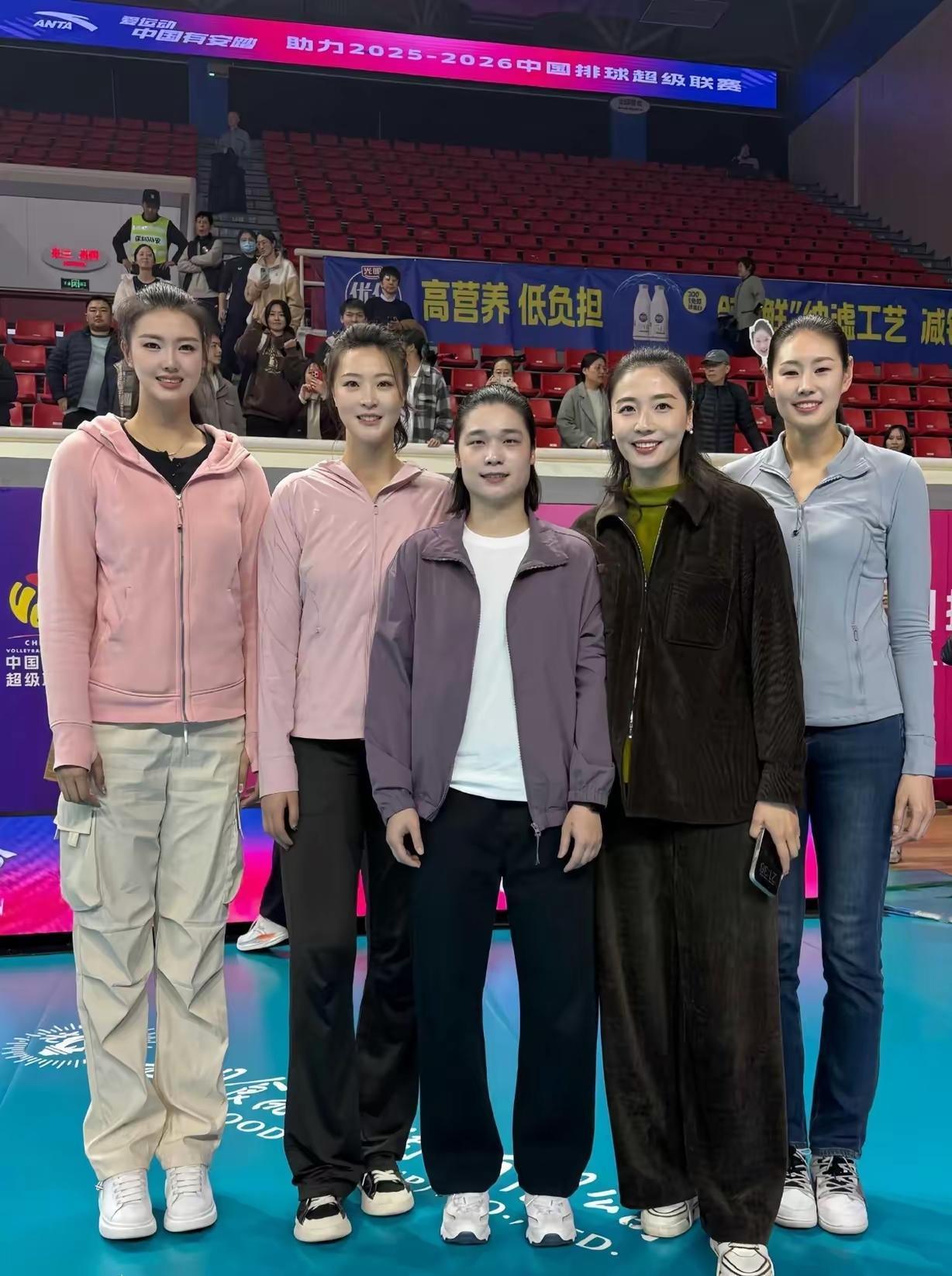 中国女排5位奥运冠军同框：
张常宁云鬓花颜，粉面含春，瑶林玉树；惠若琪肌肤胜雪，