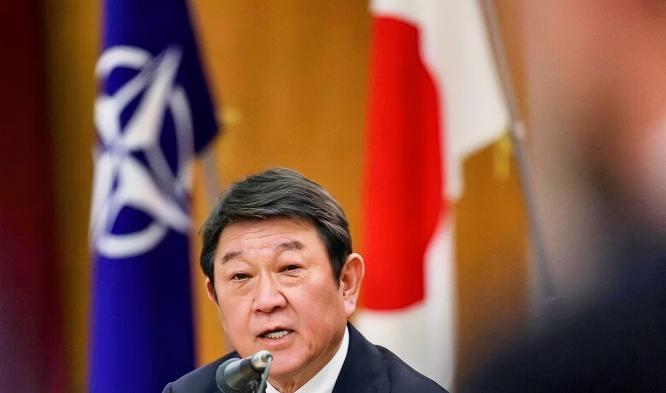 日本的天彻底塌了。7 月 12 日日本外长茂木敏充公开发表言论，主动吹捧当年那份