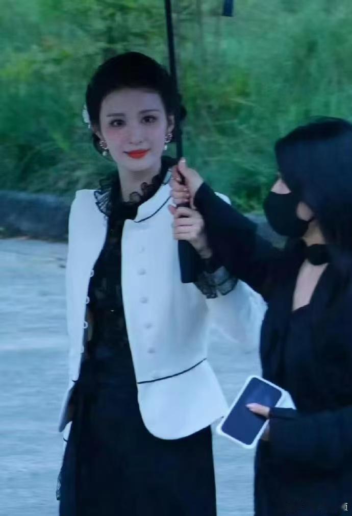 浮生都给王楚然穿了些啥啊 谁看完直接蹲死正片！金色低胸长裙风情万种，民国复古造型