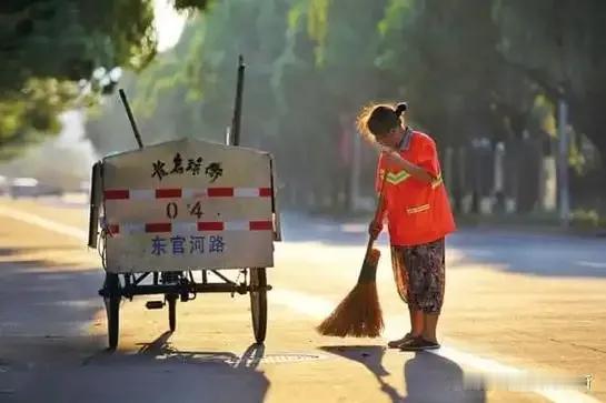 是不是头脑简单的人更快乐？
       今天，多年未见的表姐来我家作客，从一进