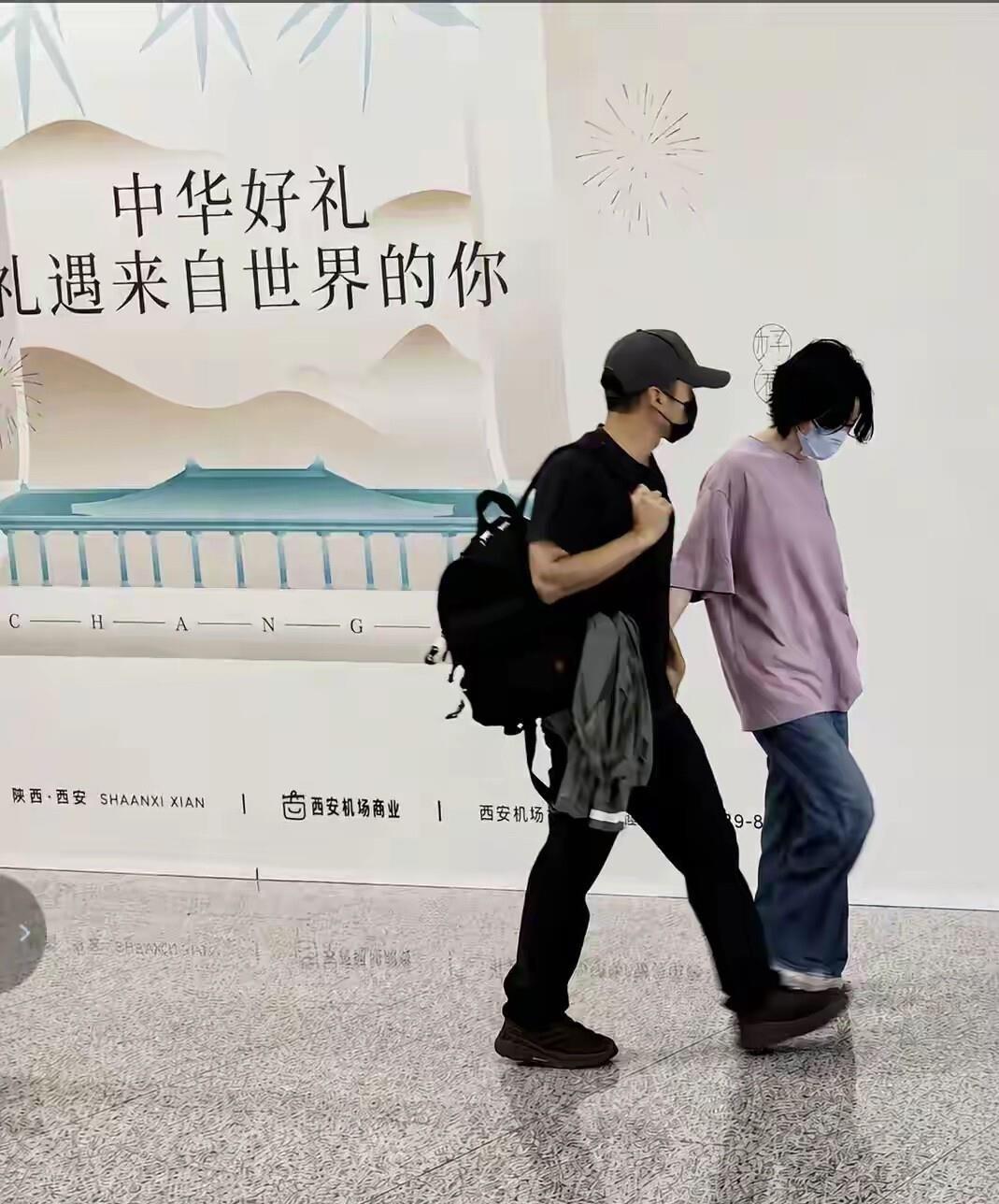 谢贤刚走，谢霆锋的青岛演唱会照开不误。这事搁谁身上都得塌半边天，可他偏偏选了最难