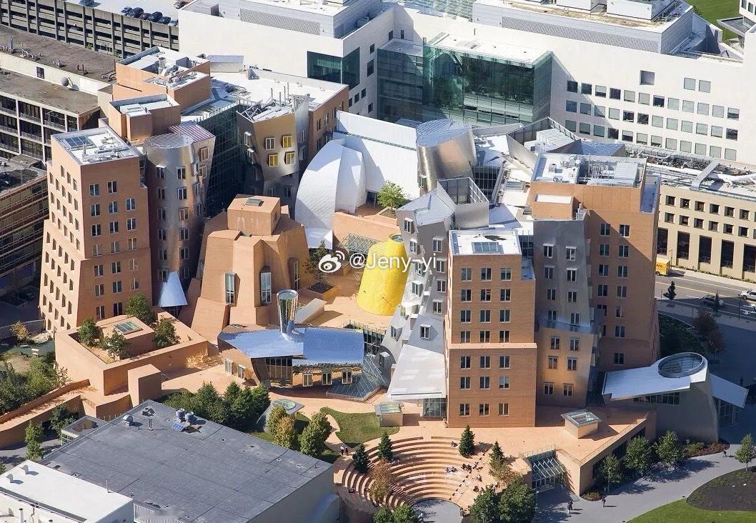 MIT校园里有名的建筑非常多，造型奇特的斯坦坦中心（Stata Center）在