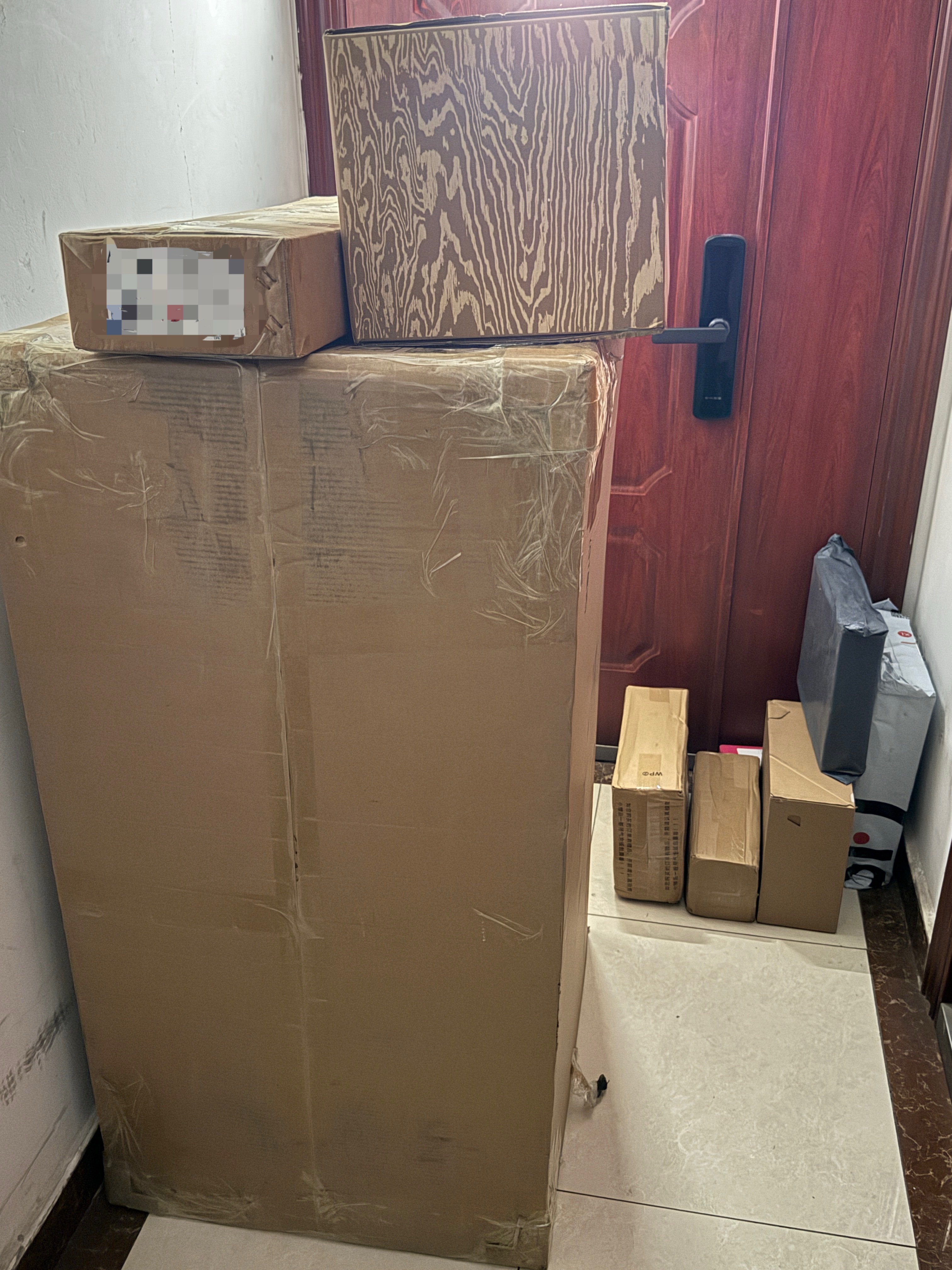 回到家发现被快递堵门了[泪]可恶的双十一！不说了我先去搬箱子去了！卷妹的唠嗑 ​