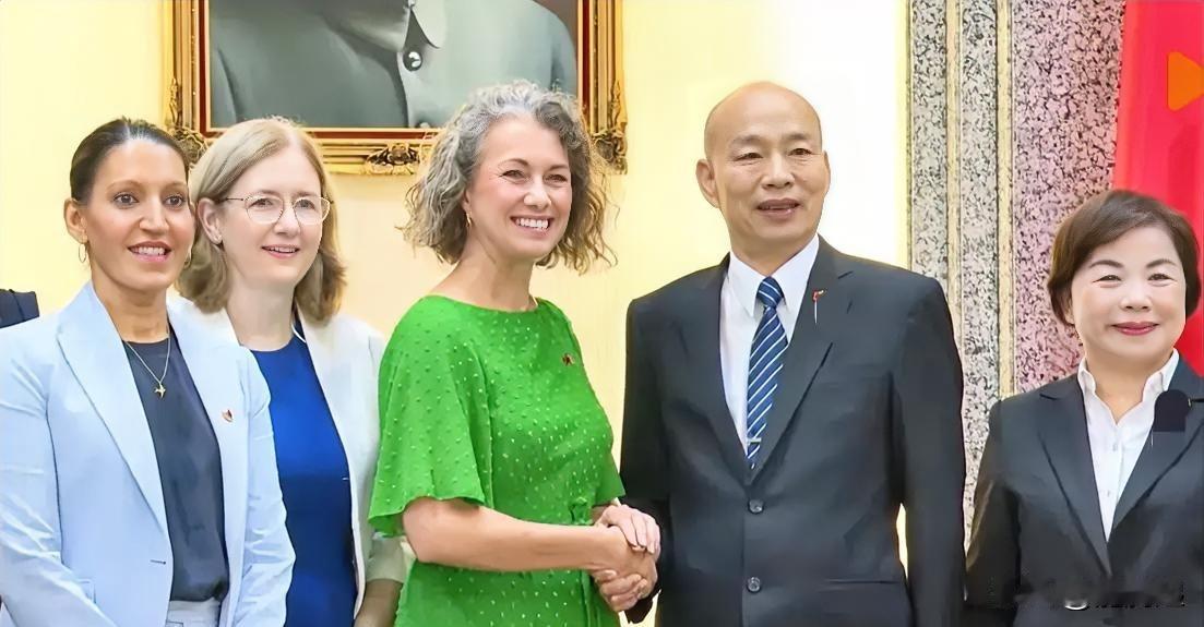 18日下午，台立法机构负责人韩国瑜会见英国国会下议员柴萍恩所率共8人的“台英国会