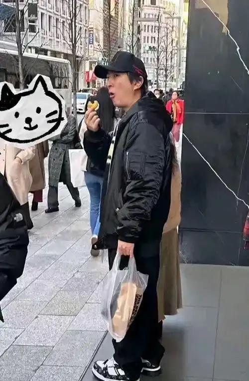 真的挺佩服王思聪的胆量，中日局势这样严峻的情况下，还不回国，还待在日本。
 
1