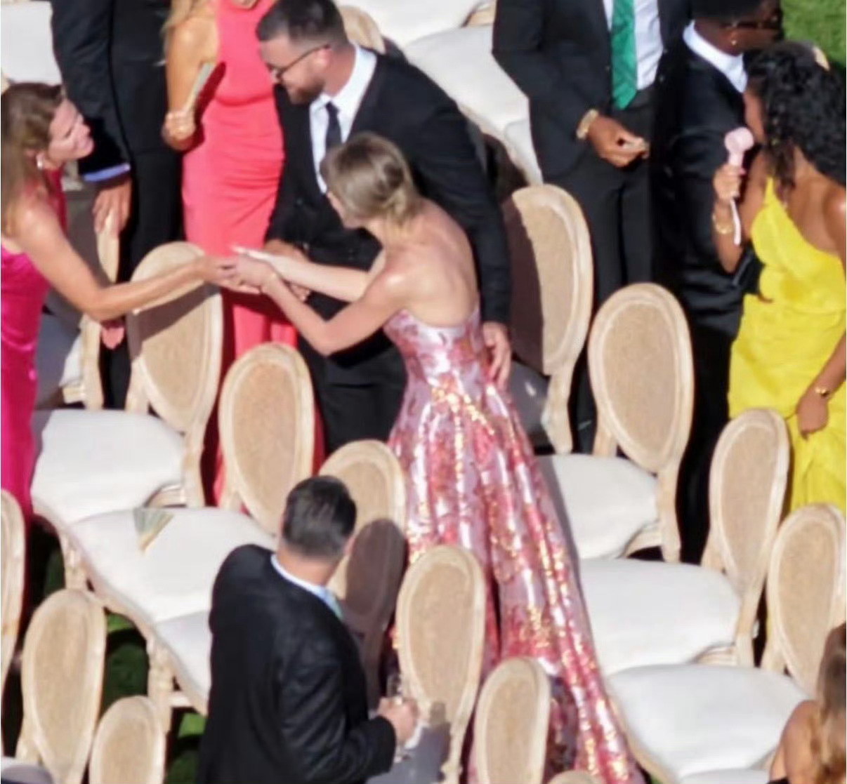 Taylor Swift 与丈夫 Travis Kelce 最新现身友人婚礼现场