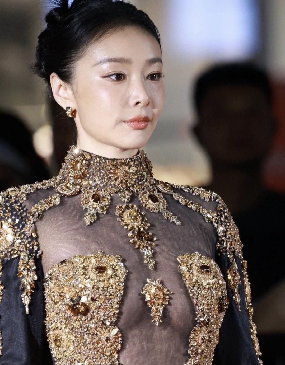 高叶美丽冻人具象化
高叶告诉你这就是美丽冻人，
气质这一块拿捏的死死的，站在寒风