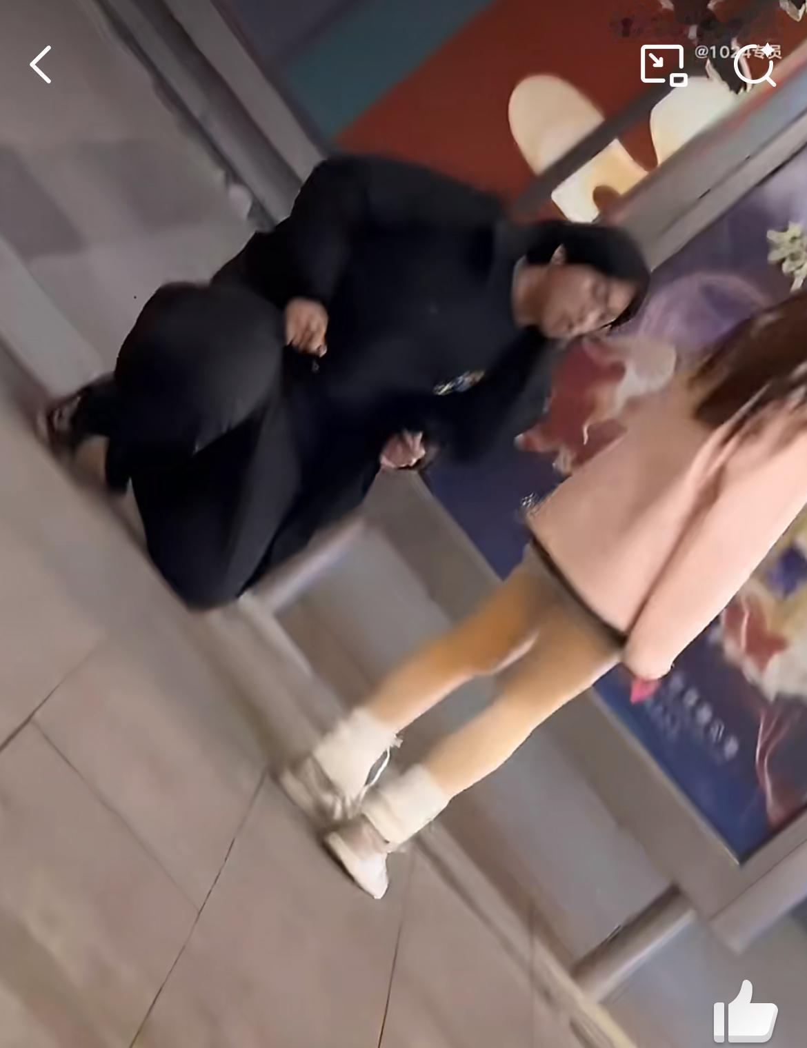 街头散步偶遇，男孩下跪祈求女朋友原谅，这种舔狗式的求爱方式，抛弃尊严，得不到爱情