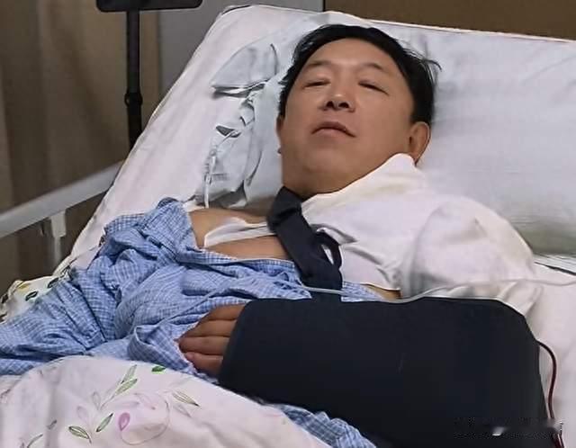 黄渤骑车意外摔断锁骨，住院细节曝光，左肩肿胀严重还戴着导血管