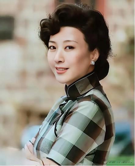 年轻一点时候的这个女演员，真的好漂亮，她的气质跟其他女明星不一样，比高圆圆耐看，