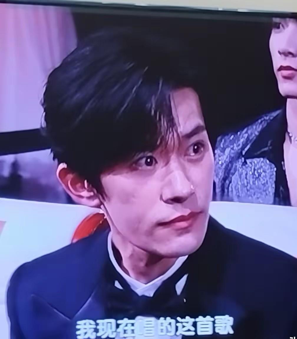大家发现了吗
不是易烊千玺拿奖有水分
而是他这张脸确确实实是为了电影而生的。
他