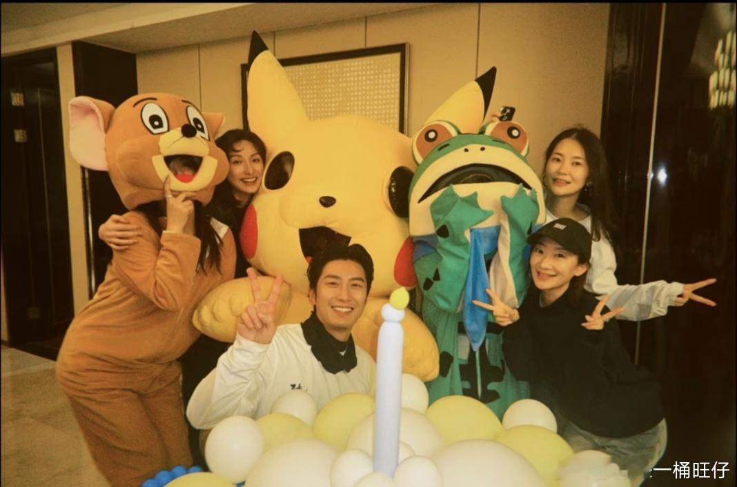 好友晒窦骁何超莲生日合照 甜度超标！何超莲cos青蛙为窦骁庆生，两人对视瞬间满眼