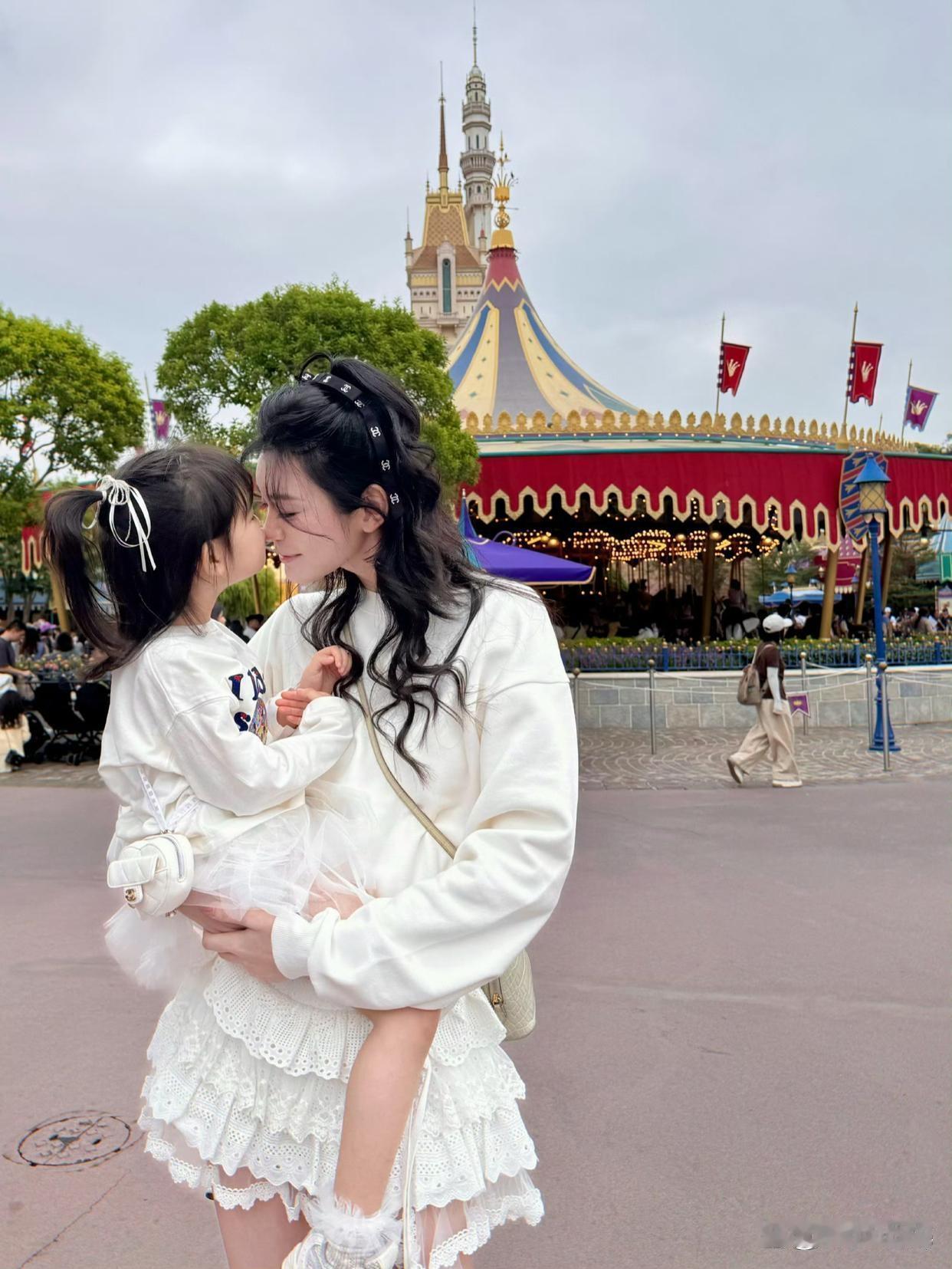 奚梦瑶忒会吊人胃口，晒闺女侧脸还把正脸打码，想晒又不全晒，可把吃瓜群众的好奇心勾