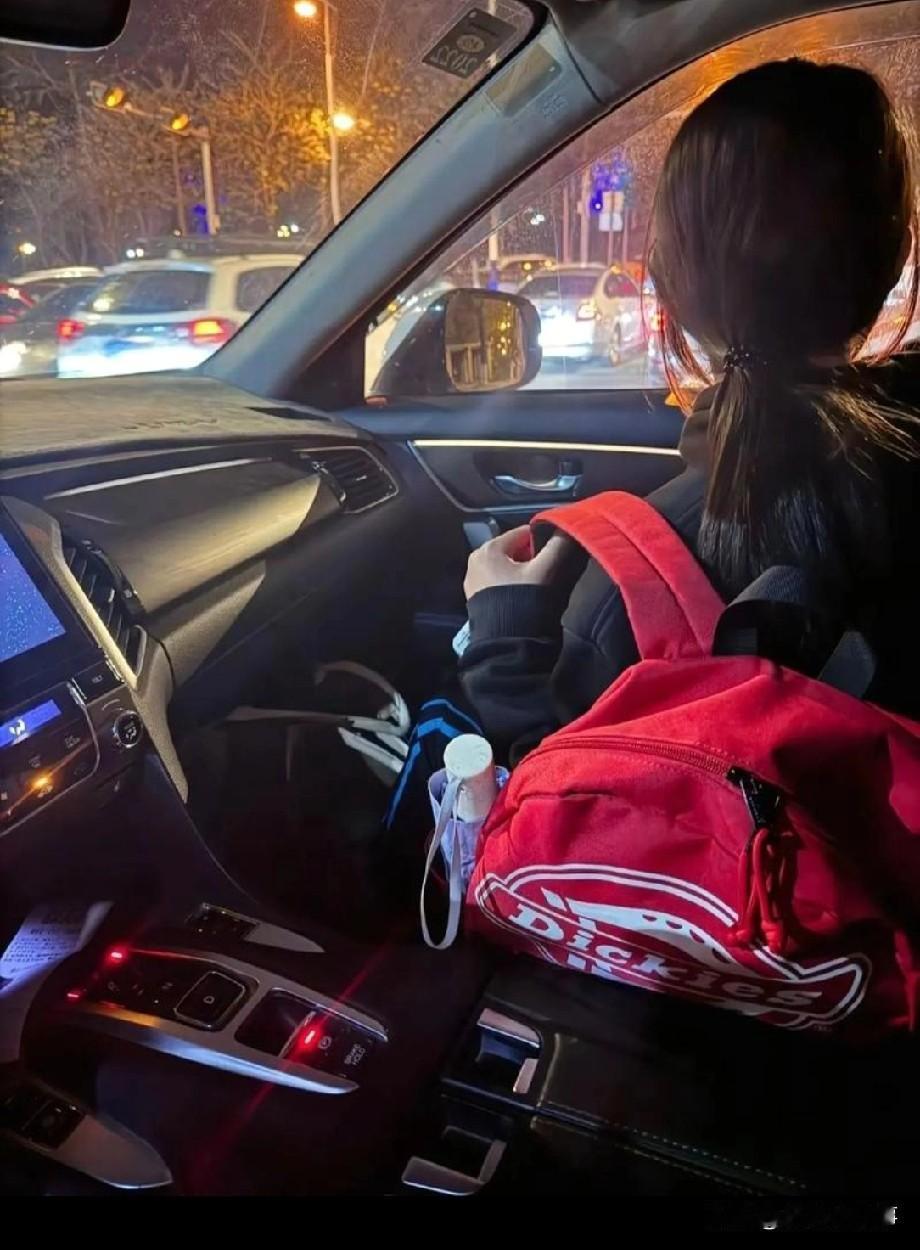 这个女司机火到央视了！近日，贵阳凌晨两点半，两个女生站在路边拦了辆出租车，怯生生