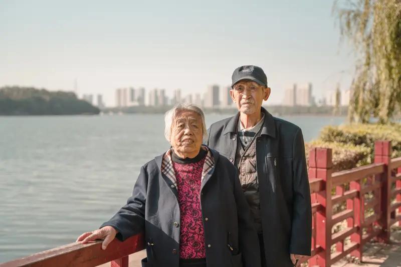 世人常觉得老夫老妻走过五十年就没话说了，其实并非如此。有些携手半世纪的夫妻，清晨