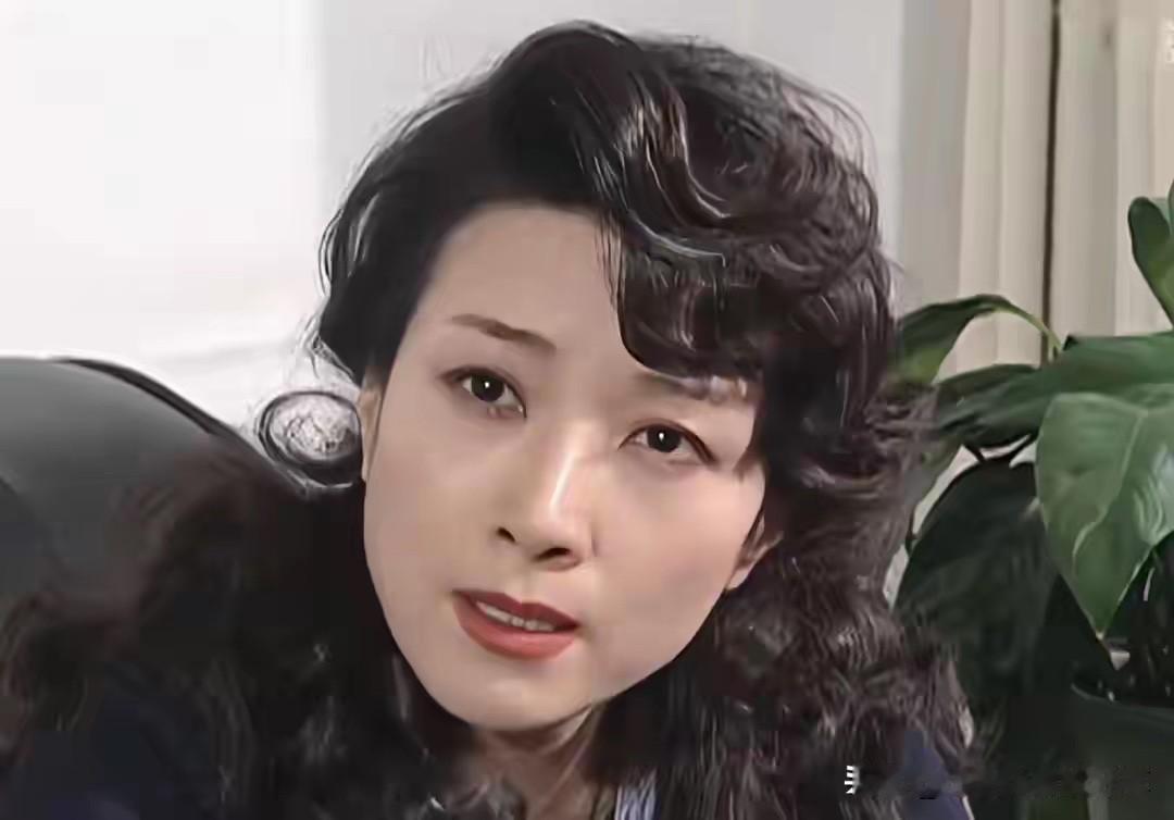 她长相高贵典雅，虽没有像颜丙燕那样大紫大红起来，但她热爱表演，演绎过许多经典的角