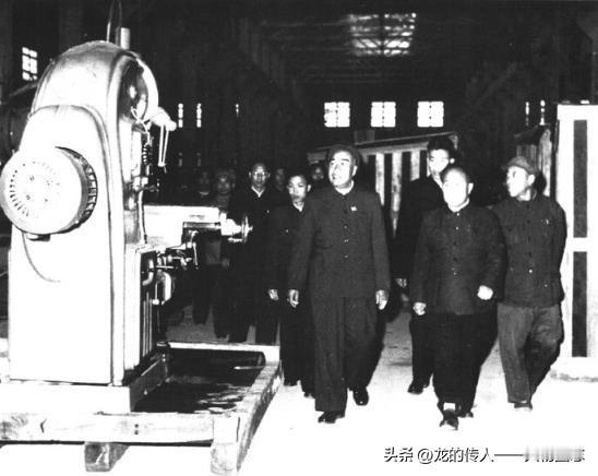 1959年10月27日，朱德视察北京第一机床厂。