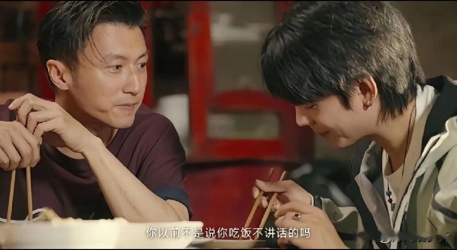 终于知道王菲为什么喜欢谢霆锋了
不是因为馋他身子
而是他今年都45岁了，竟然
还