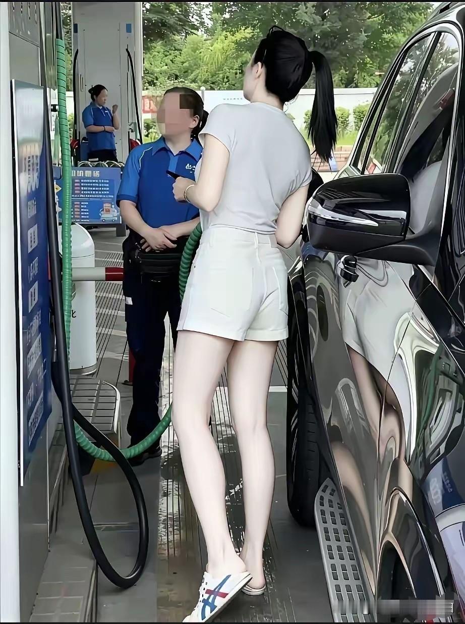 画面里的这位女生状态特别清爽随性：高马尾利落扎在脑后，发丝自然垂落显得元气又精神
