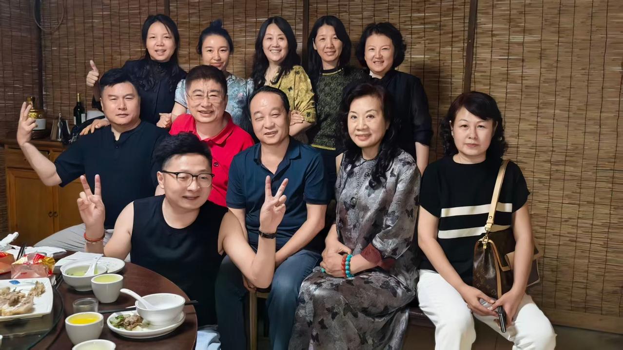 【腾冲缘】今晚，夏雨淋漓，尚至然腾冲微信群友小聚，欢迎来自上海的小兄弟庄伟，群贤